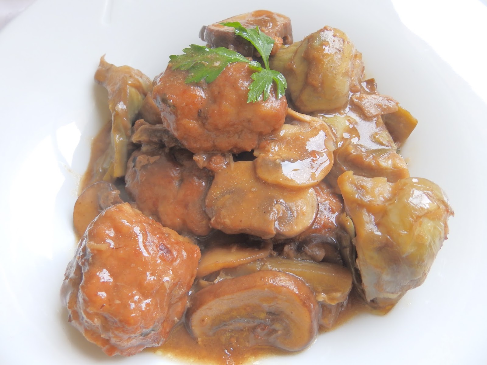 Mandonguilles amb xampinyons, carxofa i vi ranci