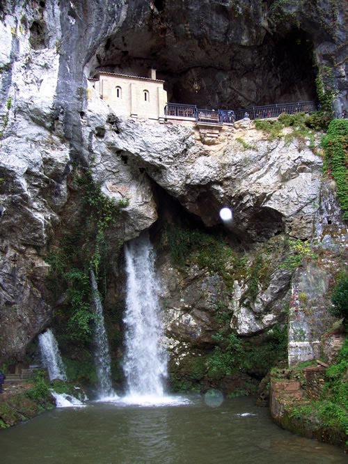 Cueva+de+la+Santina-+Covadonga+Asturias.jpg