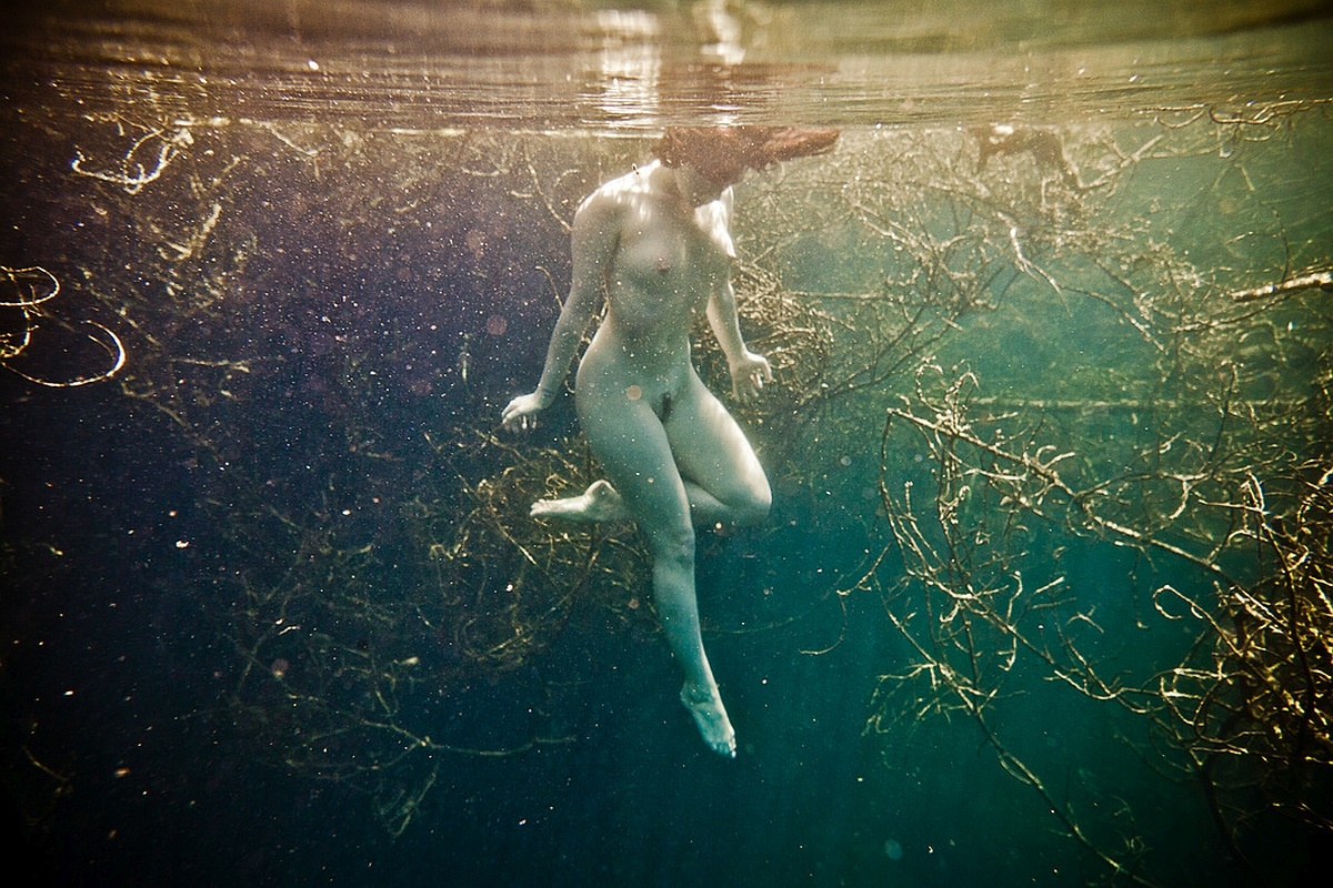 девушку голая на воде фото 39