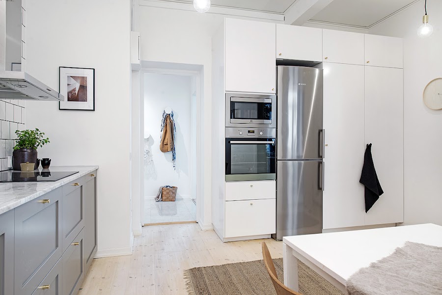 Una cocina gris con toques dorados | Decoración