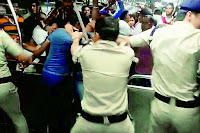 रेल्वे सुरक्षा दलाच्या कर्मचाऱ्यांना निलंबित करण्याची पालघर येथील प्रवाशांची मागणी रेल्वे सुरक्षा दलाच्या कर्मचाऱ्यांना निलंबित करण्याची पालघर येथील प्रवाशांची मागणी