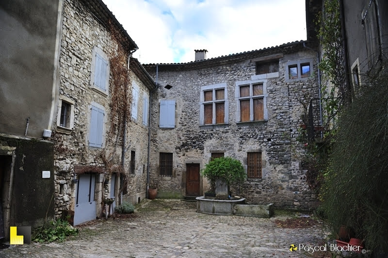chatillon en diois placette avec fontaine photo Pascal Blachier