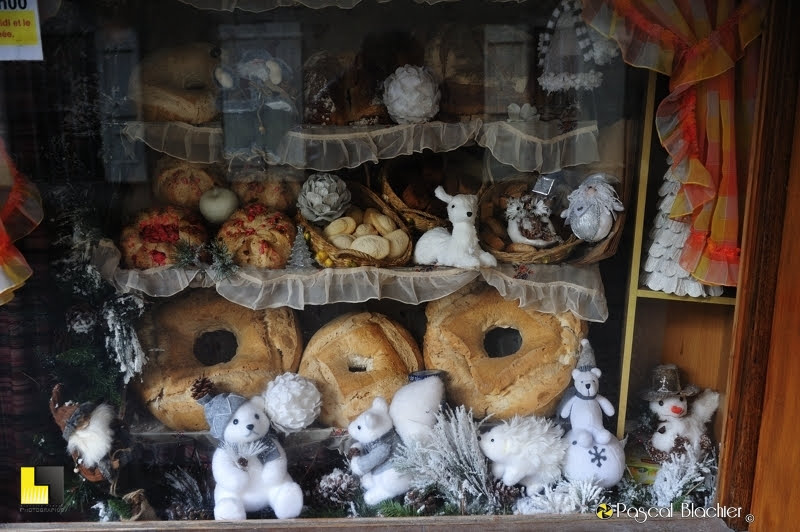 vitrine de la boulangerie de la place du reviron chatillon en diois photo Pascal Blachier
