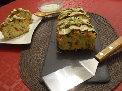 Pastel de verduras de calabacin y pimientos ojos en cocnserva con su salsa.