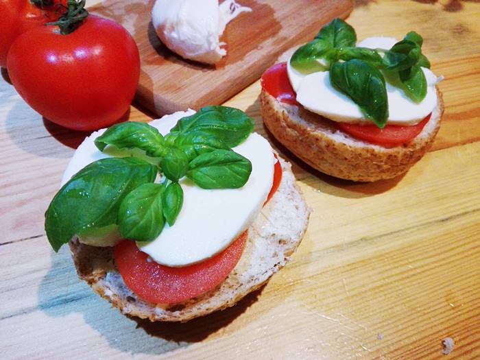 Zapiekanki z mozzarellą i pomidorem