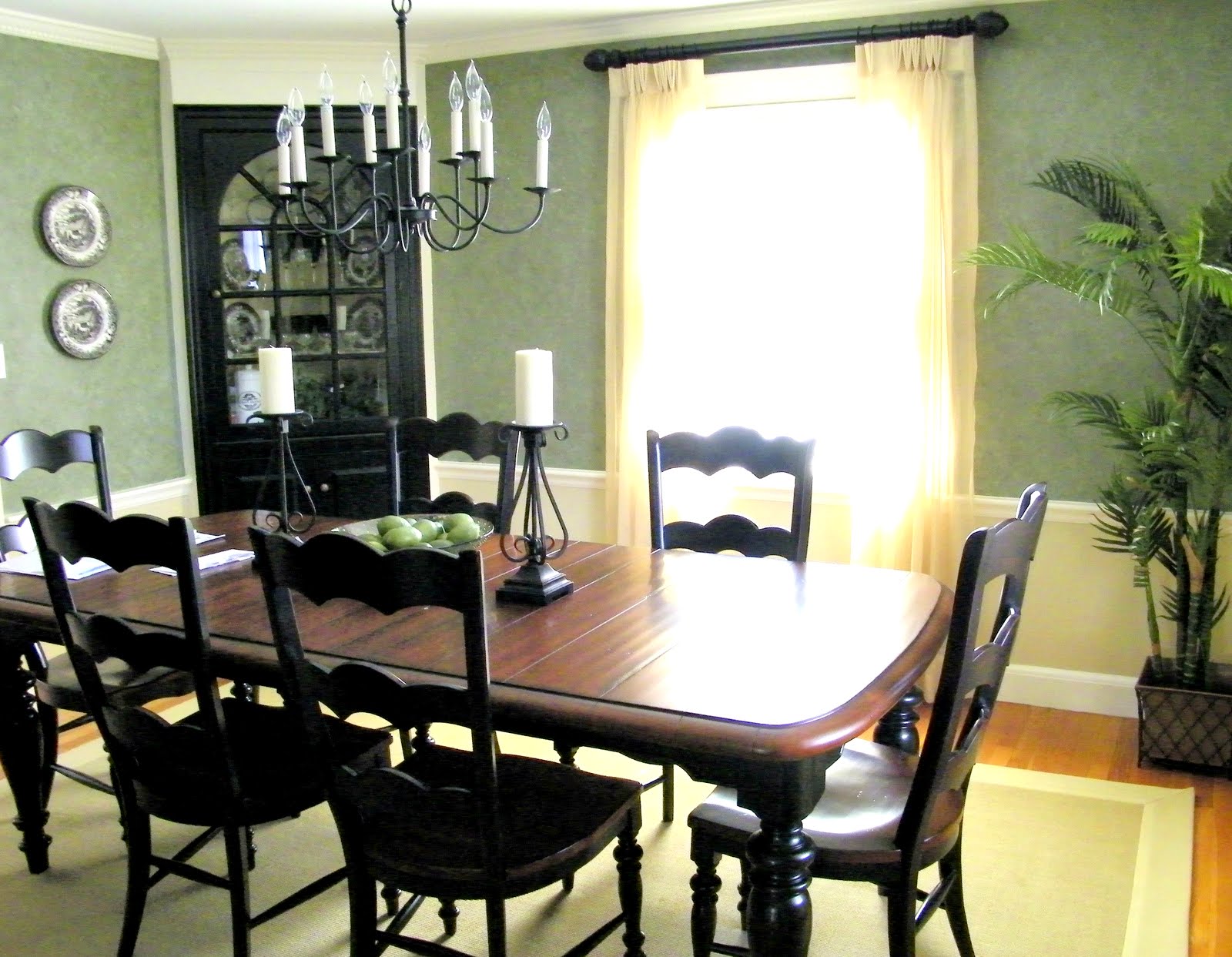 Traditional Dining Tables