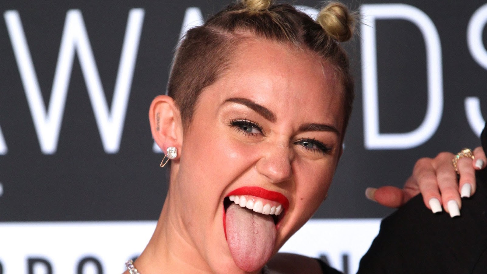 Görende Miley Cyrus hayatını anlatıyoruz sanar videoyu izlediğinizde ne dem...