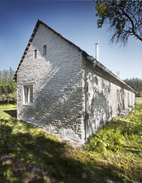 floor 07: weißes bauernhaus in obstplantage