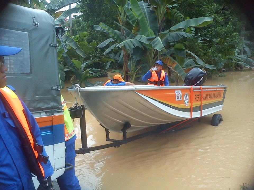 Civil Defence of Malaysia ( CDEF ) Kes banjir di Dipang. JPAM Telok