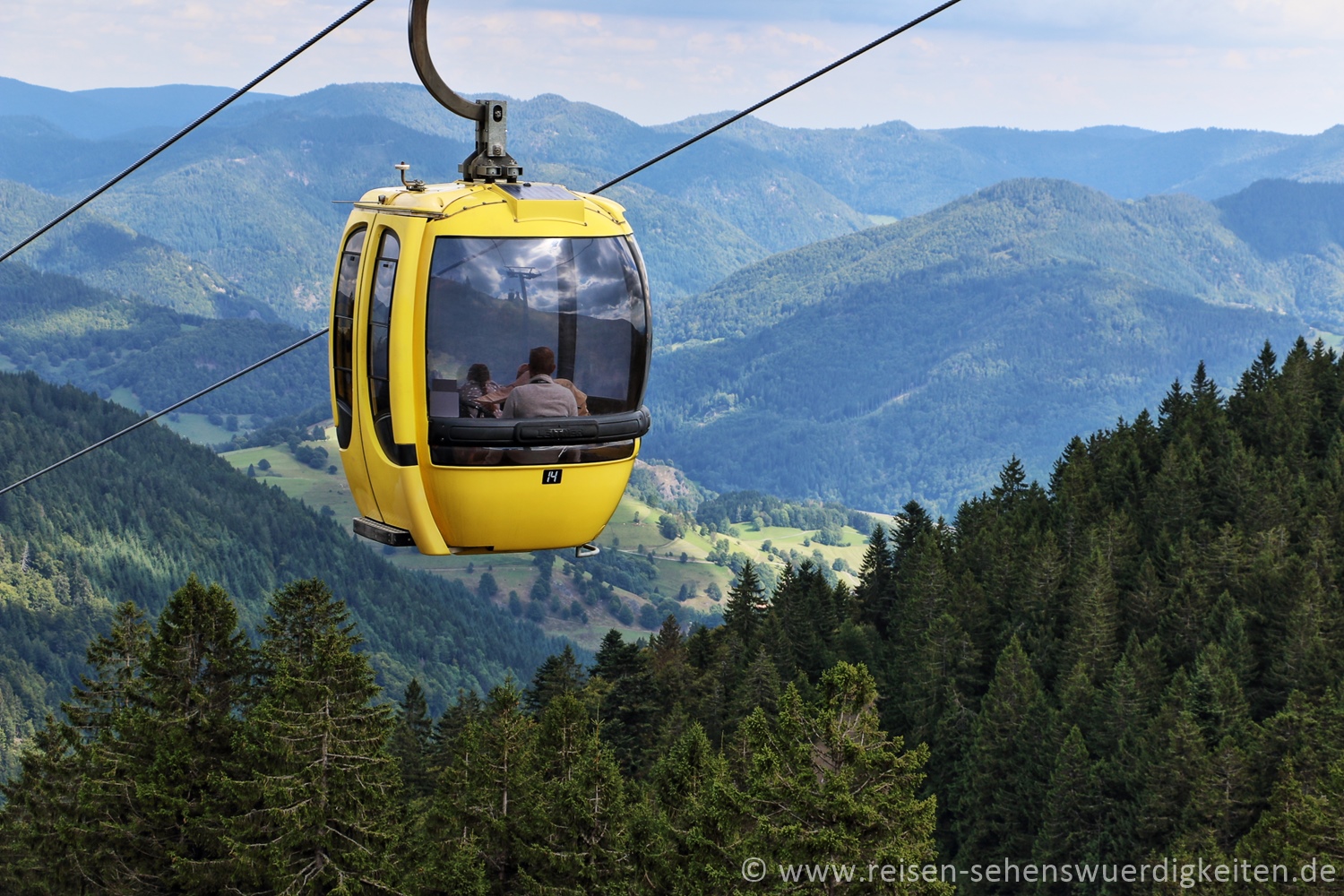In der Gondel der Belchen Seilbahn, geht es gemütlich den Berg hinauf In der Gondel der Belchen Seilbahn, geht es gemütlich den Berg hinauf