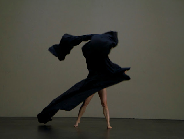 Der Bau, Koreografi karya Isabelle Schad dan Laurent Goldring-teraSeni.com Der Bau, Koreografi karya Isabelle Schad dan Laurent Goldring-teraSeni.com