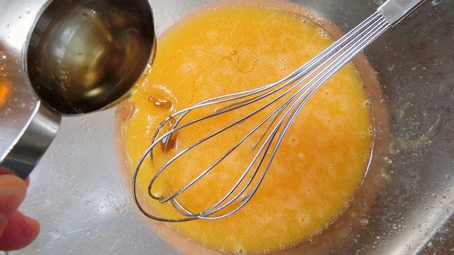 バター、卵、グラニュー糖を混ぜたら蜂蜜を加える。