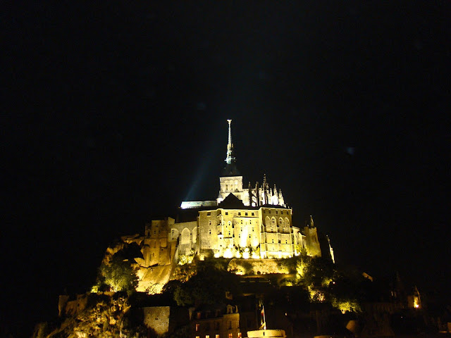 Mont Saint Michel a noite Bretanha - França