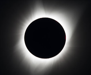 imagine a unei eclipse totale de soare - imaginea este un screen preluat de mine de pe site-ul nasa.gov imagine a unei eclipse totale de soare - imaginea este un screen preluat de mine de pe site-ul nasa.gov