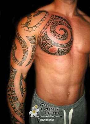 tatuaje maori en hombre, tatuaje tradicional polinesio para hombre