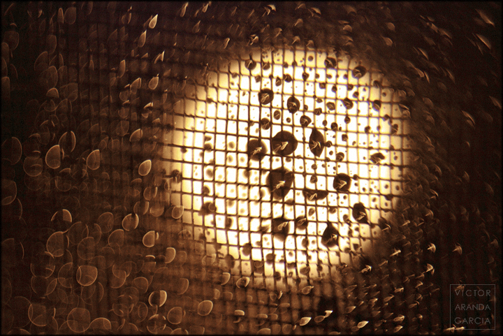 Reproducción -de la luz, a través de una ventana llovida con mosquitera- fotografia,luz,reproduccion,agua,gotas,lluvia,mosquitera,limites,serie,arte