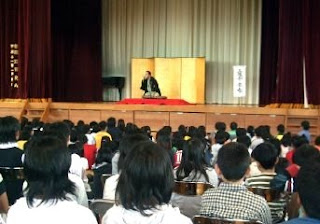 学校で開催された三遊亭楽春の楽しく学べる講演会(落語鑑賞会)の風景です。 学校で開催された三遊亭楽春の楽しく学べる講演会(落語鑑賞会)の風景です。