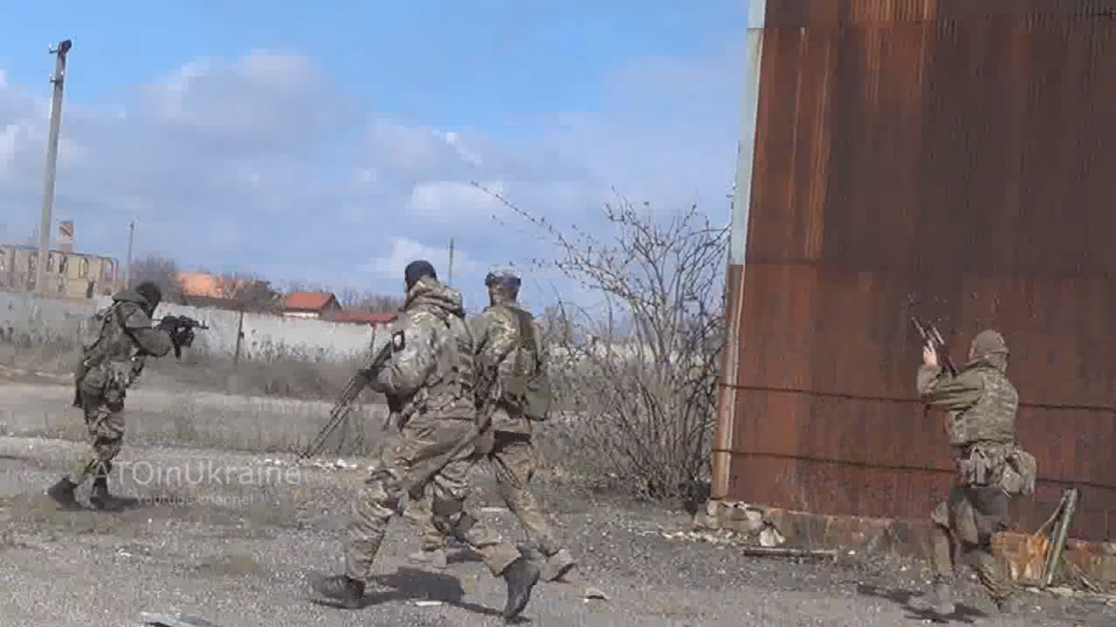 ожесточенные бои на донбассе. ожесточенные бои на донбассе. разрушенная колонна. военный склад. ожесточенные бои на донбассе.