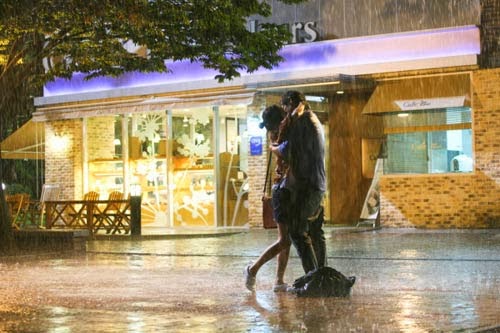 Đôi tình nhân hôn nhau trong mưa