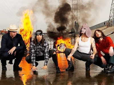 Red Hot Chili Peppers Foto de Red Hot Chili Peppers junto a un gran fuego
