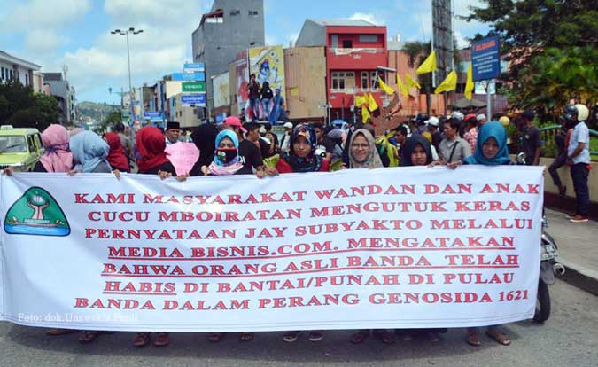 Sutradara Film Dokumenter Tidak Gubris Permintaan Keluarga Besar Wanda Ambon, Malukupost.com - Keluarga besar Wandan yang merupakan kumpulan masyarakat Banda Elat-Ely dan anak cucu Mboyratan asal Kepulauan Banda mengaku telah meminta Jay Subyakto selaku sutradara film dokumenter berjudul The Dark Forgotten Traiil untuk meminta maaf tetapi tidak digubris. "Yang bersangkutan tidak meminta maaf lewat salah satu media online dan tidak menggubris usulan kami untuk membuat sebuah forum diskusi agar ada penjelasan mengenai film yang dinilai telah memutar-balikkan fakta sejarah masyarakat asli Banda," kata ketua Dewan Pengurus Ikatan Pemuda Pelajar dan Mahasiswa Wandan, Kamaludin Rery di Ambon, Senin (31/7).
