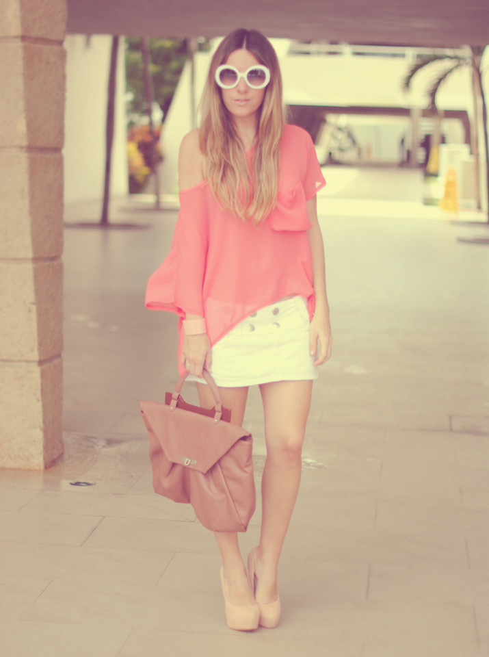 Look con top coral y zapatos de tacón nude en blog de moda Cancún, México