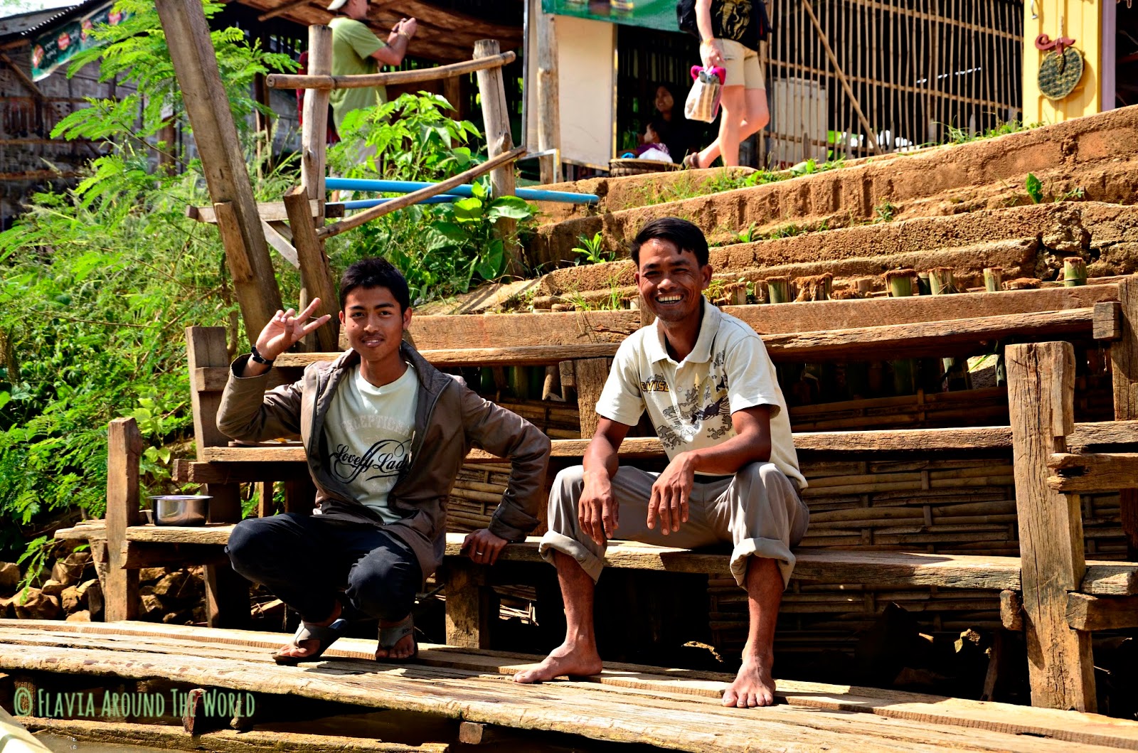 Nuestros guías despidiéndose Guías del trekking hasta el lago Inle en Myanmar