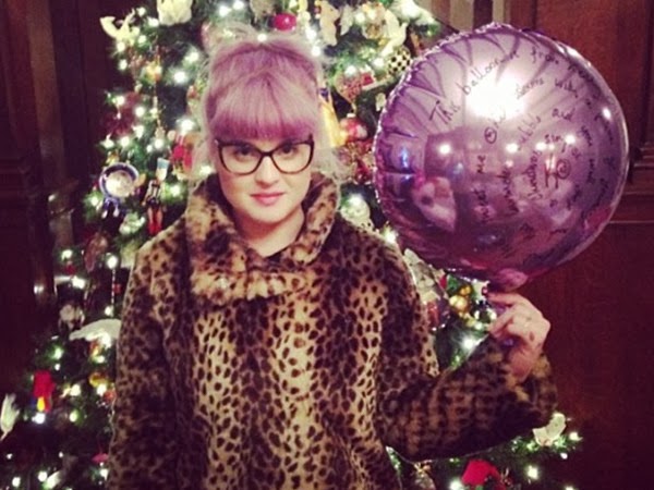 Kelly Osbourne Added her Cat Eye Glasses even for Christmas Snap