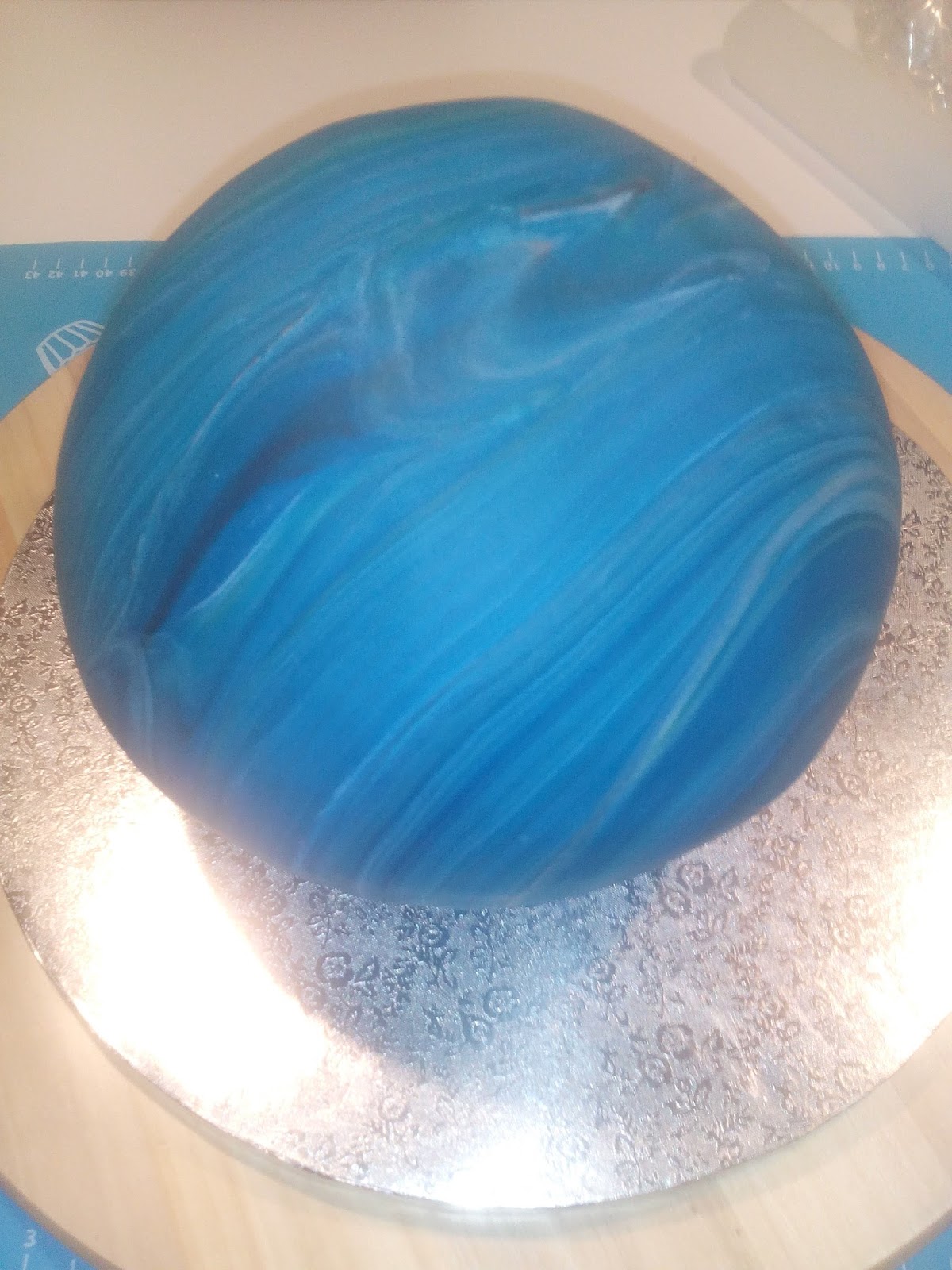 Kerstins Kuchen Kreationen: Tutorial Galaxy - Torte / Planeten - Torte