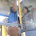 Mulher seminua entra em coletivo e é obrigada a se retirar. Veja;