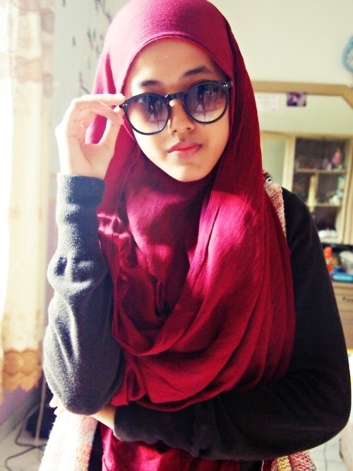 Kumpulan Foto Wanita Berjilbab Pakai Kacamata | Tips Memilih Model