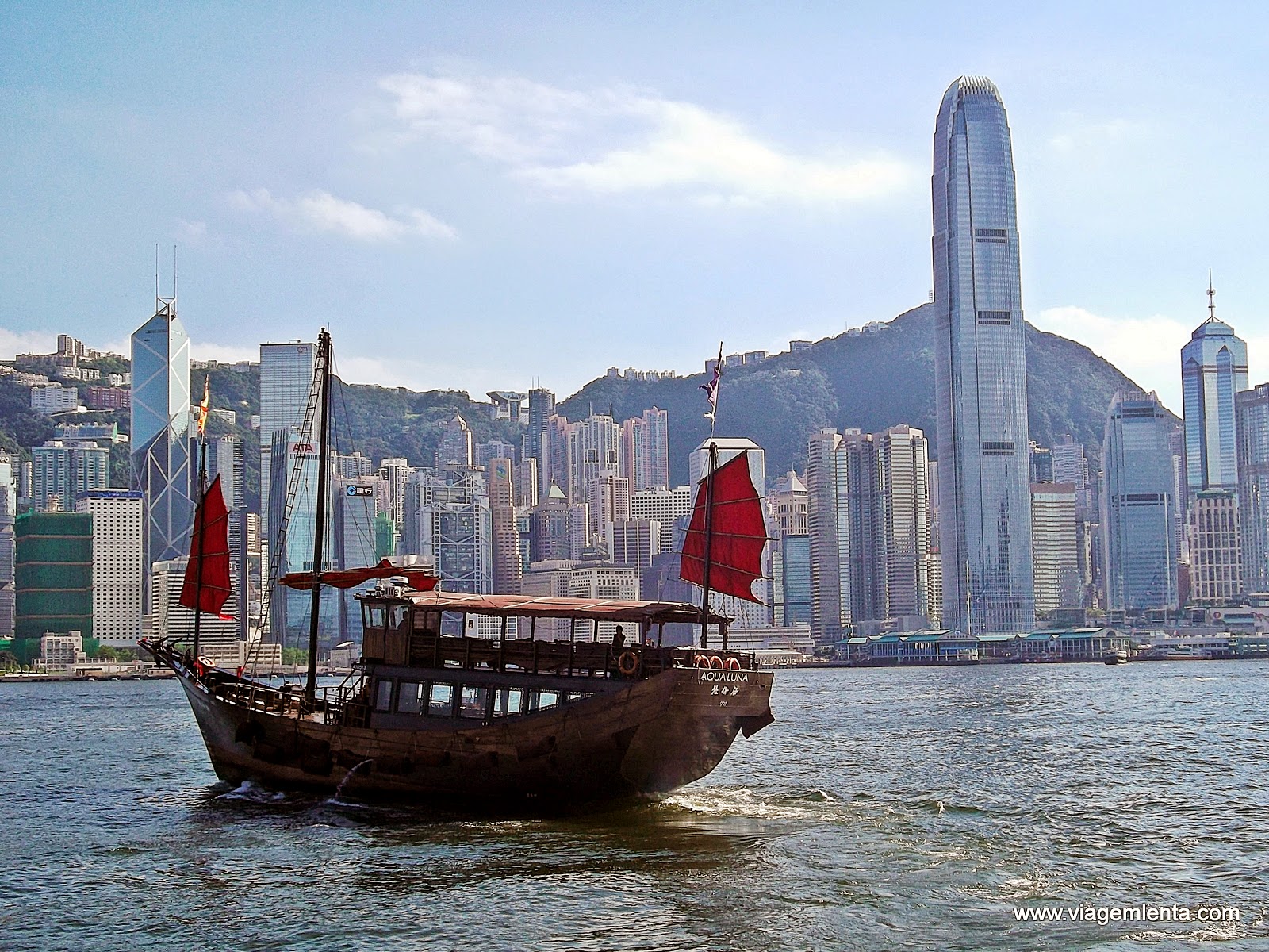 Dias 180 a 184 da viagem – as chinesas capitalistas Hong Kong e Macau Relato da viagem à Hong Kong e Macau, experiências capitalistas chinesas exemplares. Passeios em Kowloon, ilha de Victoria, cassinos e Mount Fort.