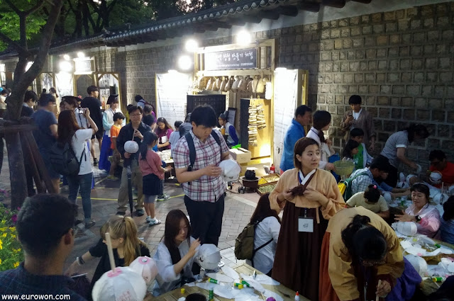 Manualidades coreanas en un festival nocturno en Seúl