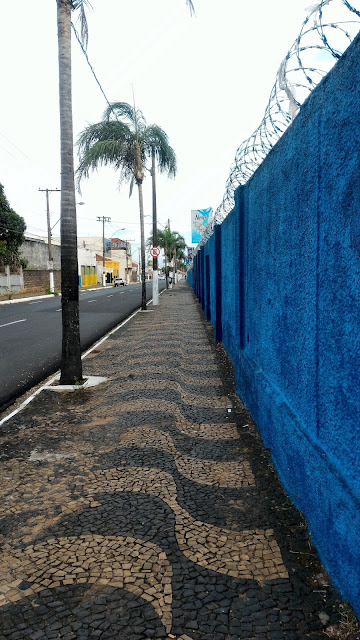 Avenida Castro Alves e o muro azul da Nestlé Fotos Marília Tem