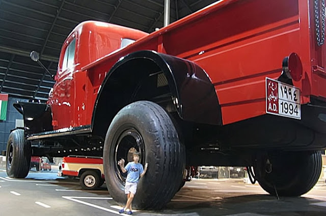 mobil truk terbesar di dunia-merah samping