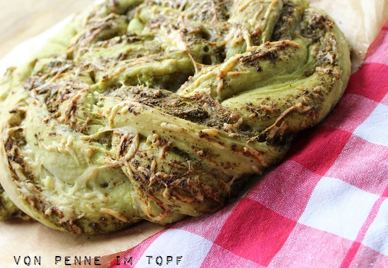 Penne im Topf: Pesto - Käse - Brot