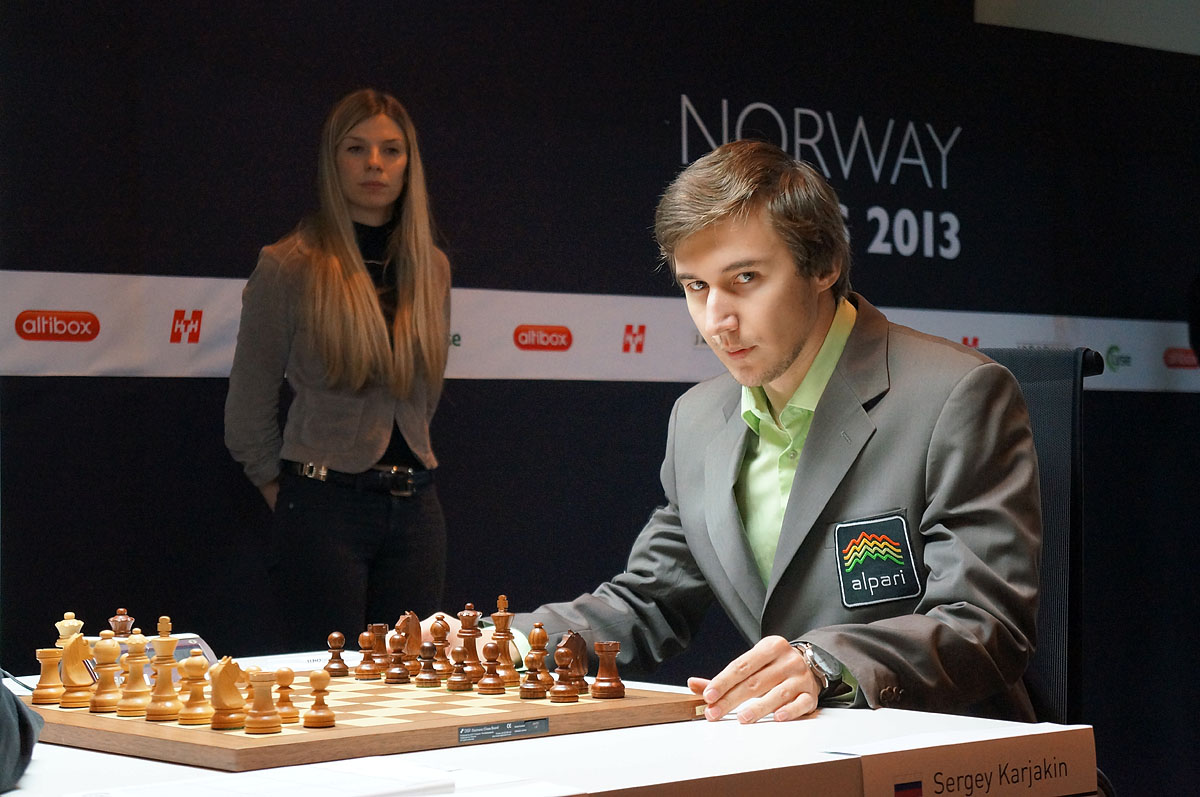 Échecs en Norvège : Sergey Karjakin avec, au second plan Anémone Kulczak l'arbitre principal du tournoi - Photo © site officiel  