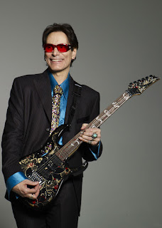  Biodata Steve Vai  Nama lahir: Steven Siro Vai  Tempat/Tanggal Lahir: Carle Place, New york, Amerika Serikat/06 Juni 1960  Genre: Instrumental Rock, Hard Rock, Heavy Metal, Progressive Rock, Progressive Metal, Experimental Rock  Instruments: Guitar, Keyboard, Vocal Tahun Aktif: 1980-sekarang  Labels: Favored Nations, Relativity Records, Urantia Records, Akashic Records, Epic Records Biografi Steve Vai  Salah satu tokoh musik yang mampu meramu sebuah permainan gitar menjadi musik yang asik adalah Steve Vai. Tokoh musik yang dianugrahi karena mampu menyampaikan lirik lagu, sebuah pesan lewat suara gitarnya. Steve Vai lahir yang lahir pada 6 Juni, tahun 1960, telah memulai perjalanan karirnya pada 1970. Perjalanan karir bermusik dalam bermain gitar dipengaruhi oleh salah seorang gitaris terbaik yaitu Joe Satriani.  Hal itu terbukti saat ia masih berusia 11 tahun. Tokoh musik ini sudah memulai perjalanan musiknya dengan membentuk band. Album-album mini pun ia buat. Beberapa di antaranya adalah Hot Chocolate, The ohio express, rayge, bold as love dan itu berakhir di tahun 1980.  Baru pada tahun 1980 Steve Vai memulai debut profesionalnya sebagai seorang tokoh musik yang tak terlupakan di permainan gitar. Kematangan, dan juga kedewasaan, seiring bertambahnya usia, membuat Steva Vai bahkan bisa melampaui Joe Satriani.  Seiring perjalanannya itu pula lah tokoh musik ini banyak belajar dari gitari-gitaris lainnya, Jeff Beck, Jimmy Page, serta seorang gitaris yang khusus bermain di musik jazz, Allan Holdsworth. Karir profesionalnya dimulai pada saat tahun 1980.  Saat itu Steve Vai bekerjasama dengan seorang musisi bernama Frank Zappa, yang mampu menerjemahkan setiap nada-nada gitar yang dimainkan oleh Steve Vai. Pada 1980 sampai dengan 1982, Steve Vai ikut bersama-sama dengan tokoh musik lain, Frank Zappa, dalam beberapa pergelaran konser serta rangkaian tour Zappa. Tapi pada tahun 1983, Vai mulai mengerjakan album dan memulai perjalannya sendiri.