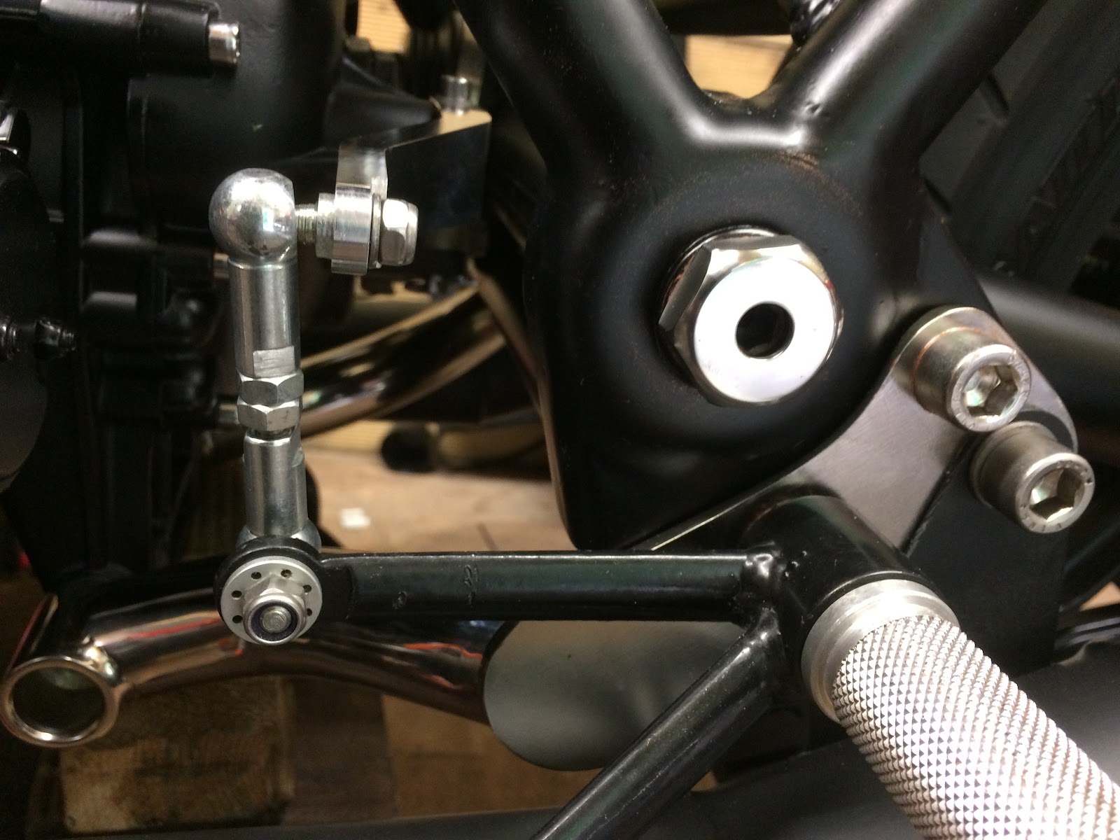 Nicks guzzicafe mk2 Gear linkage and rear sets