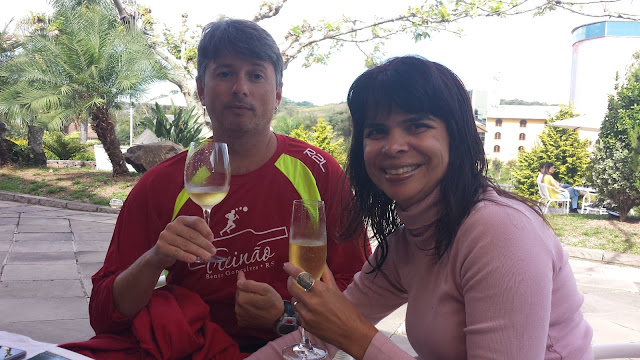 Um brinde à vida! Casal brinda na casa Valduga