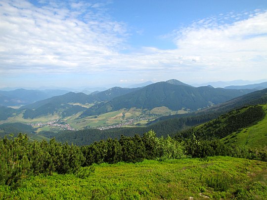 Wieś Liptovská Lúžna. Pod drugiej stronie doliny mamy wzniesienie Tlstá (1555 m n.p.m.). Wieś Liptovská Lúžna. Pod drugiej stronie doliny mamy wzniesienie Tlstá (1555 m n.p.m.).