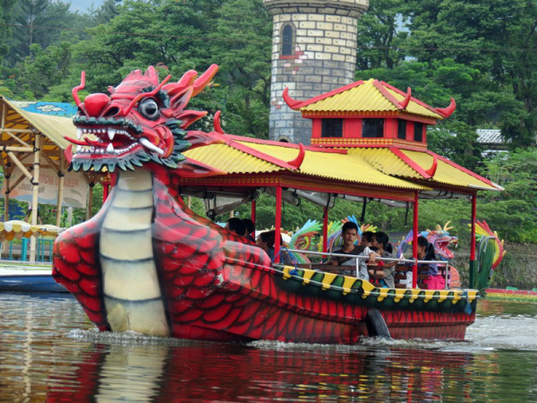 Menyusuri danau dengan perahu naga bermotor Taman Wisata Matahari Bogor Menyusuri danau dengan perahu naga bermotor Taman Wisata Matahari Bogor
