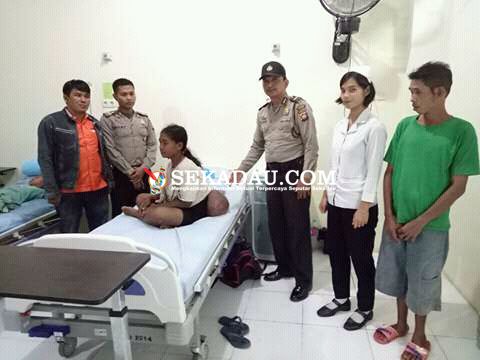 Penggalangan Dana untuk Ibu Lisan (Penyakit Suspect Tumor) SEKADAU (IWAS) - Ikatan wartawan Sekadau dan Anggota Polres Sekadau Komunitas RX King dan Vario, Bhabinkamtibmas Polres Sekadau peduli kesehatan warga binaan yang sakit dan tak mampu bersama aparat Pemdes sekadau hulu dan wartawan sekadau membawa berobat warga an. Ibu Lisan ke RSUD sekadau untuk mendapatkan pelayanan dan pengobatan serta tindakan medis yang layaknya,