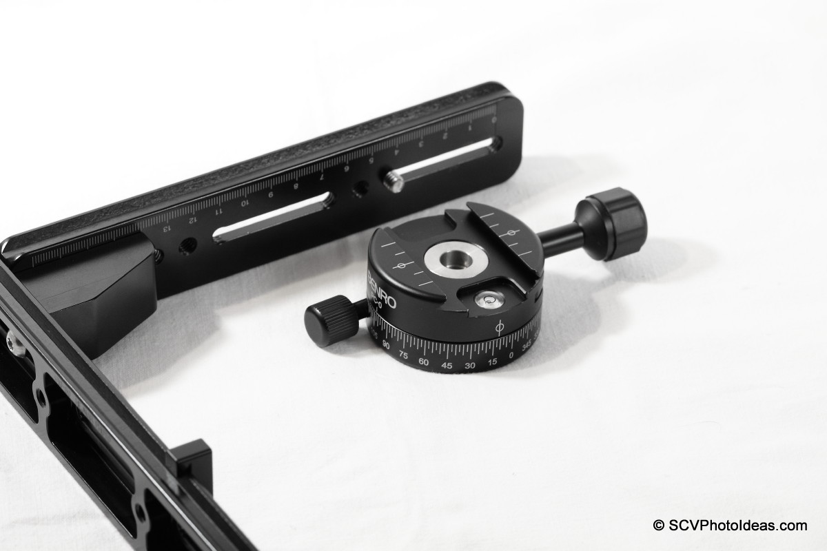 Positioning Benro PC-0 Panorama clamp on vertical rail