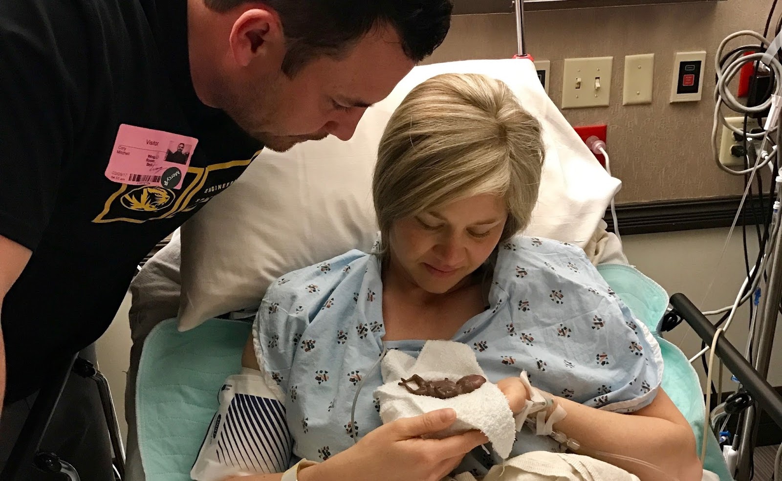 Padres muestran fotos de su bebé a las 14 semanas de gestación