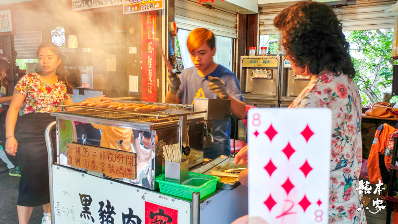 小琉球排隊美食|山豬溝允好嘉黑糖霜淇淋香腸~手工黑豬肉蔬菜香腸
