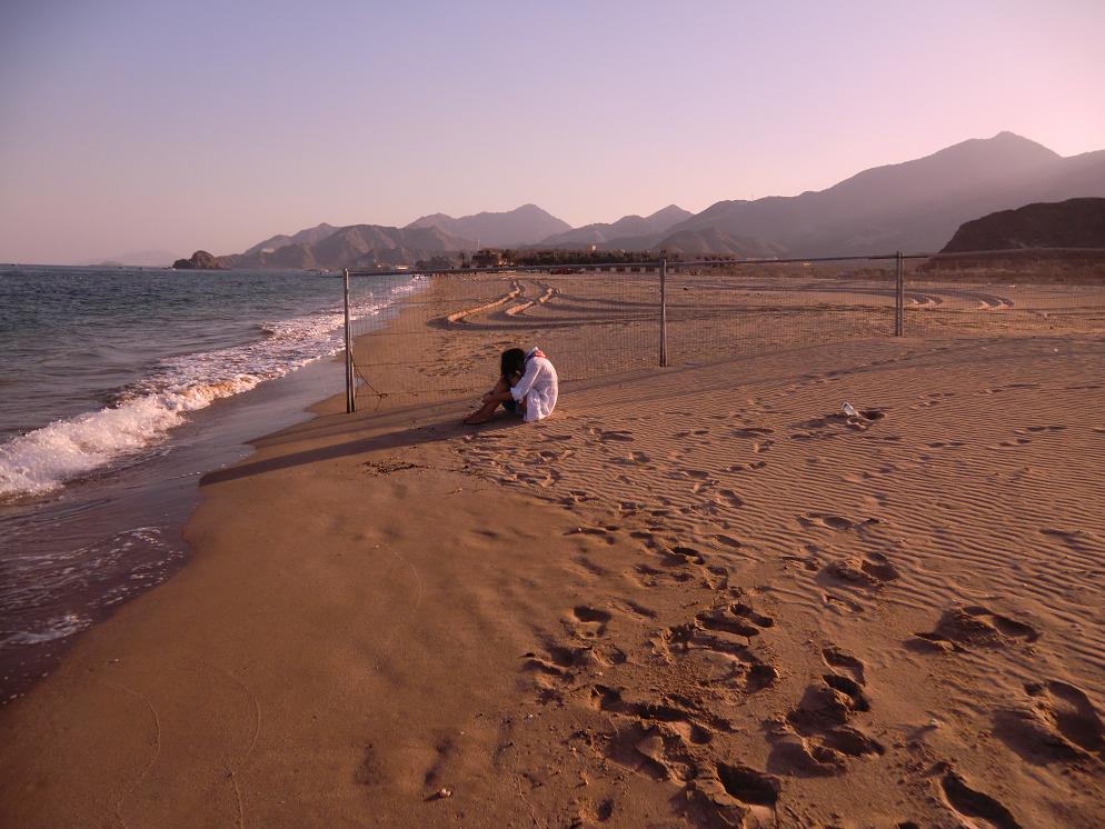 Температура воды в фуджейре в апреле. Индийский океан Фуджейра. Оманский залив Фуджейра. Кальба Бич Фуджейра пляж. Пляж Амбрелла Фуджейра.