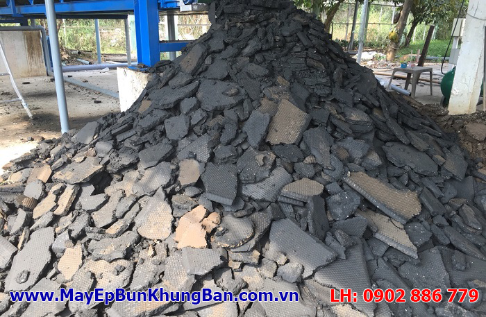 Hãy nhìn những bánh bùn có thể bẻ gãy sau khi máy ép bùn khung bản Vĩnh Phát chạy xong một chu kỳ và tự đánh giá Hãy nhìn những bánh bùn có thể bẻ gãy sau khi máy ép bùn khung bản Vĩnh Phát chạy xong một chu kỳ và tự đánh giá