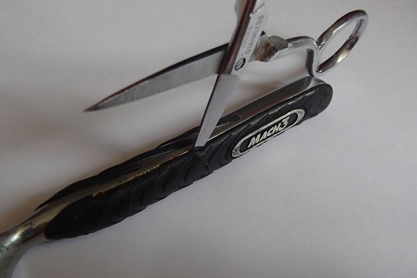 Buy.Make.Fix FIX sticky rubber on Gillette Mach3 handle