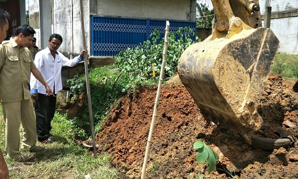 Warga Puji Kerja PU Sekadau, Warga : Pasang Batu Biar Gak Lonsor Warga Puji Kerja PU Sekadau, Warga : Pasang Batu Biar Gak Lonsor
